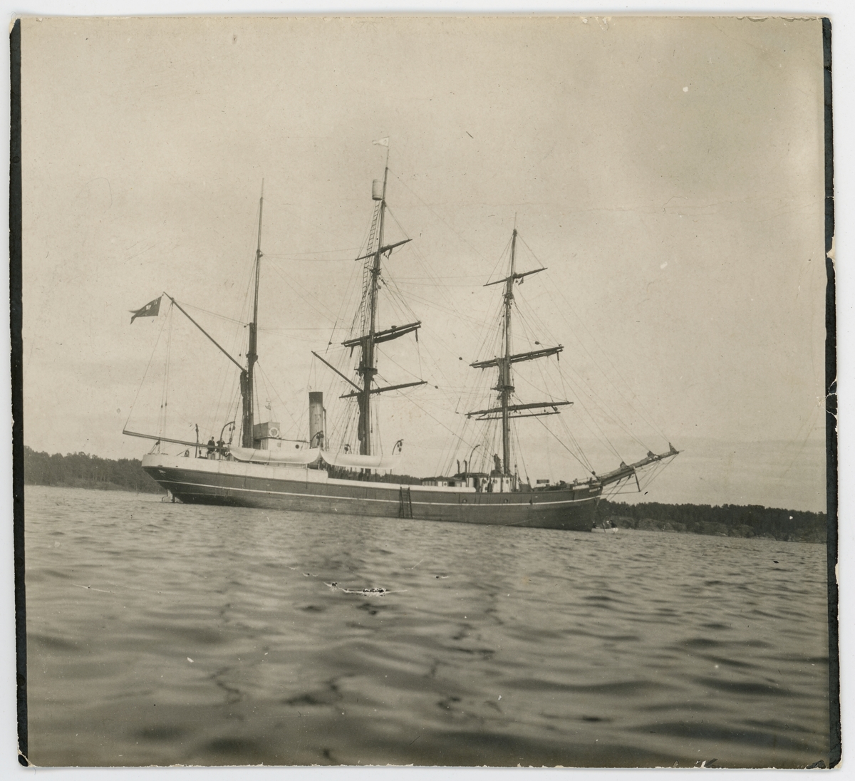 Antarktiska undsättningsexpeditionens fartyg FRITHJOF vid Dalarö den 16 juli 1903.