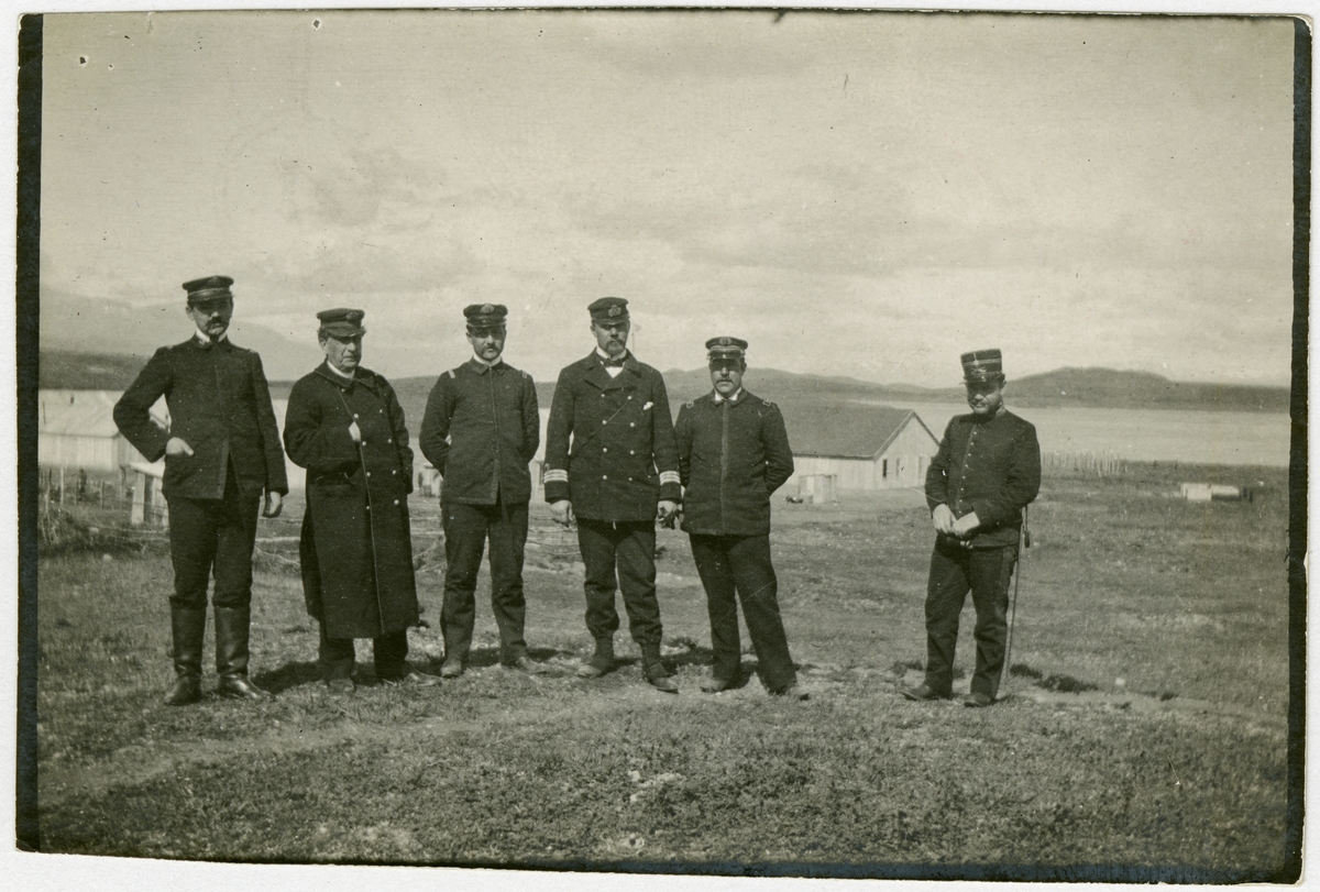 Kapten Olof Gyldén med argentinska officerare i Ushuaia.