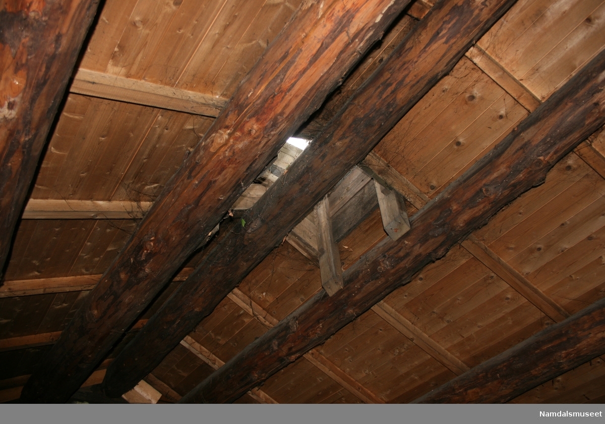 Bygning i laftet tømmer. Torvtak. Lyre på taket for røykutslipp fra bakeroven. Lager for ved på utsiden under tak.