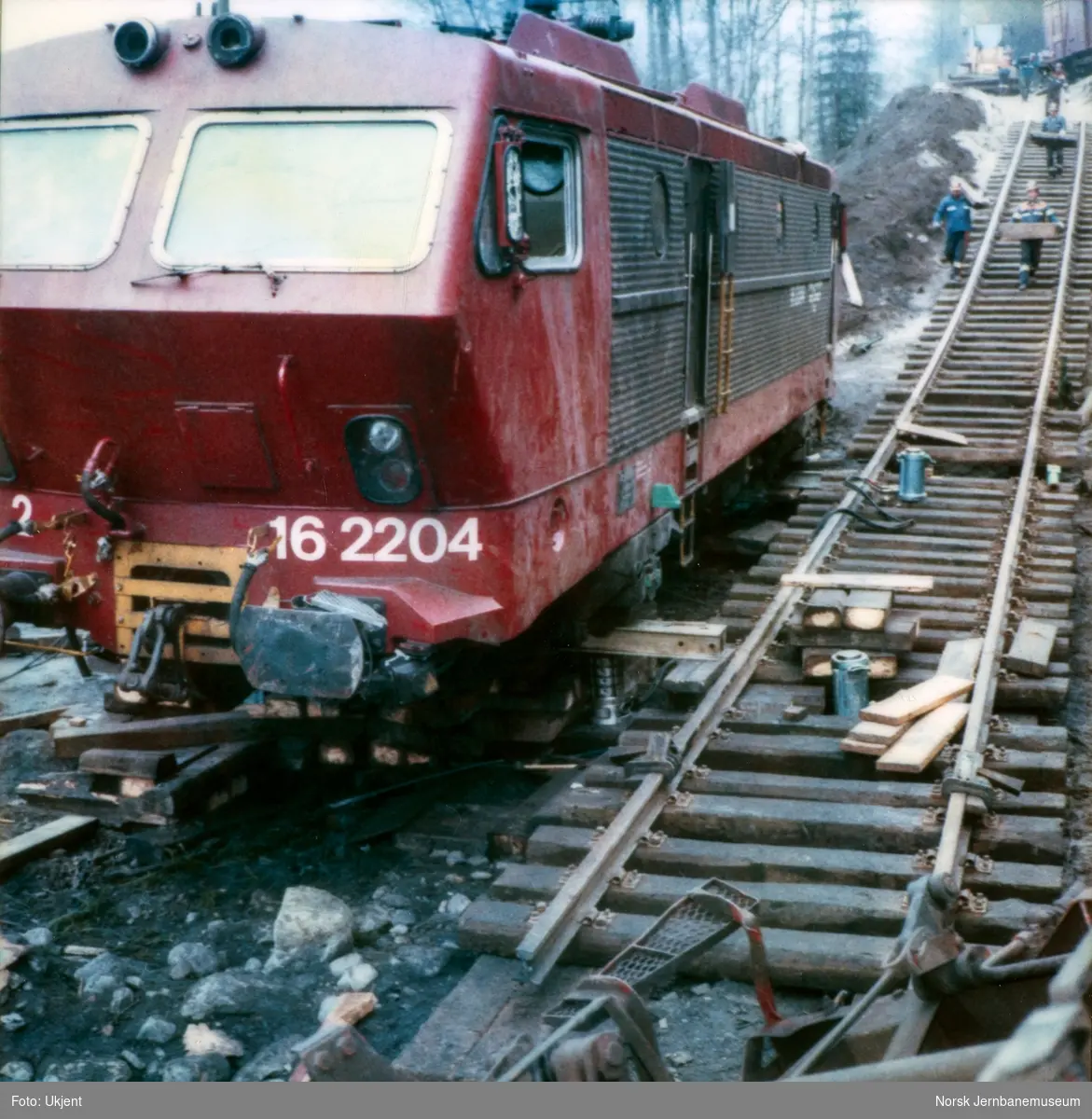 Avsporet og veltet elektrisk lokomotiv El 16 2204 etter å å kjørt inn i et jordras. Lokomotivet fikk store skader, men ble berget og reparert. Her er lokomotivet jekket opp og under flytting over på provisorisk spor