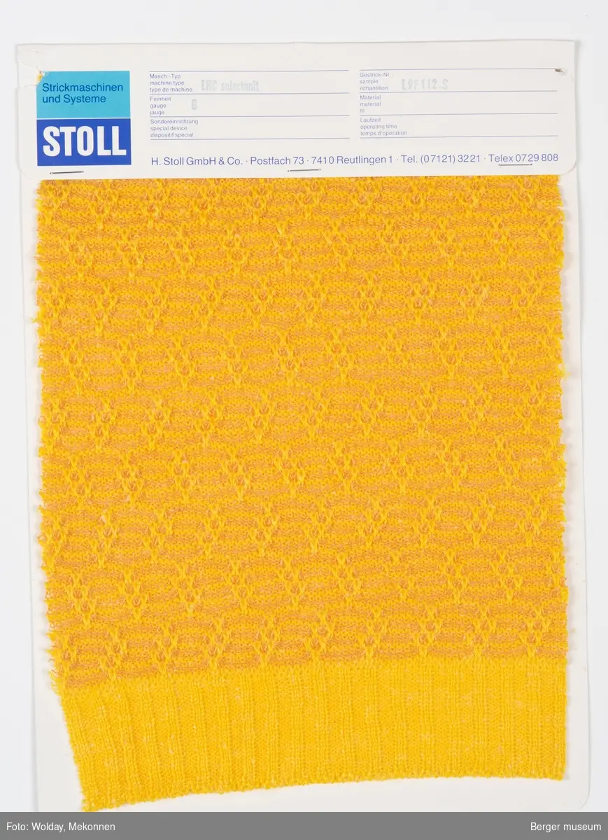En strikkeprøve montert på et ark som inneholder informasjon om hvilken STOLL maskin som kan strikke denne, garntykkelse, nummer på mønster og hvor mange jacquardkort som må benyttes.
I denne grupperingen står denne informasjonen på forsiden.
