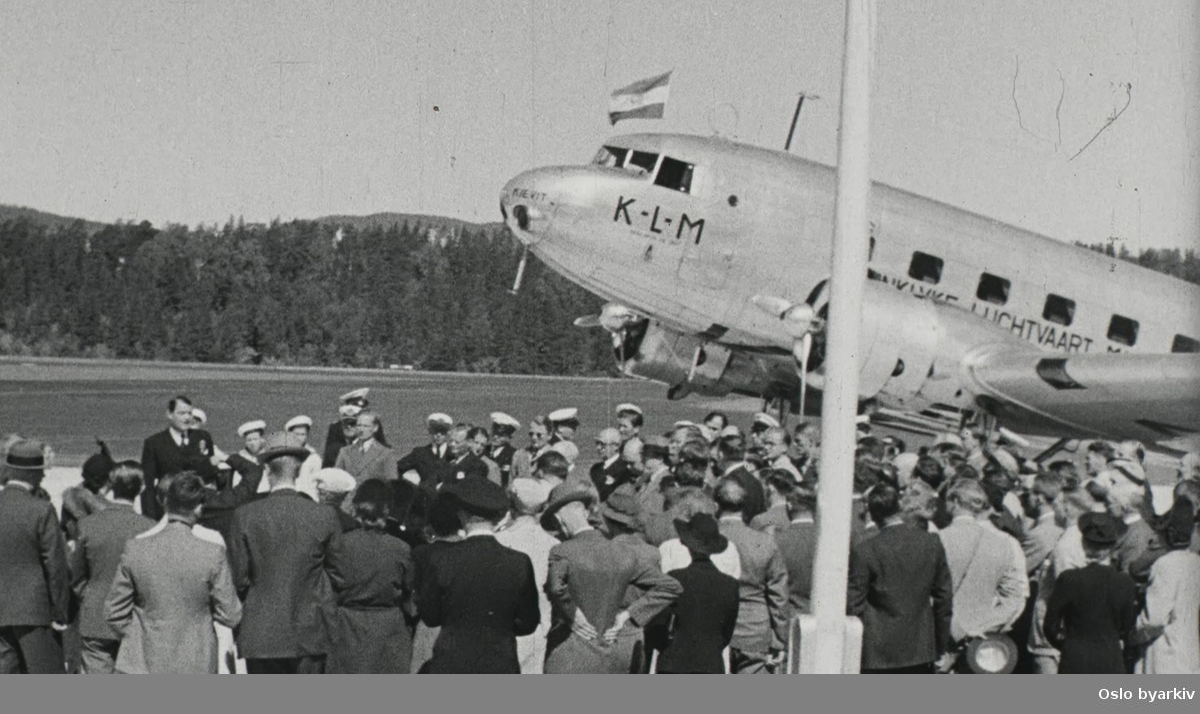 Fornebu flyplass åpner 01.06.1939. Flere flyvninger