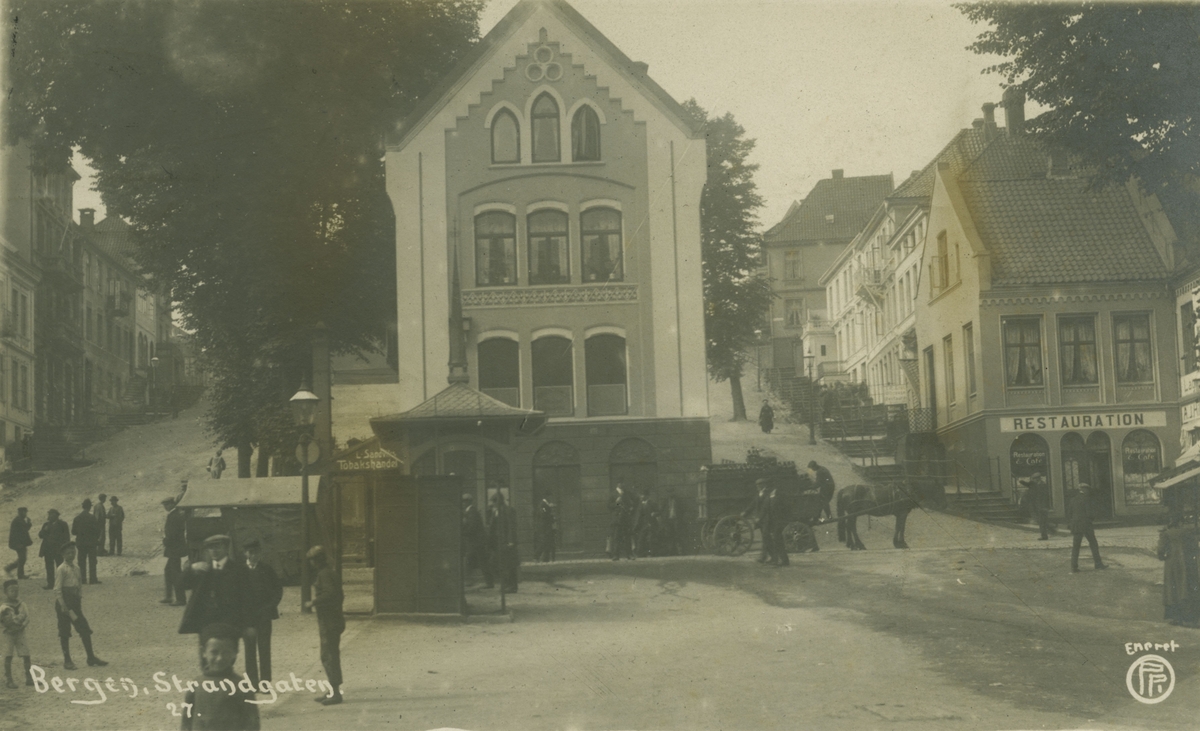 Bergen. Holbergsallmenning. Utgiver: Oppi Kunstforlag, før 1914.