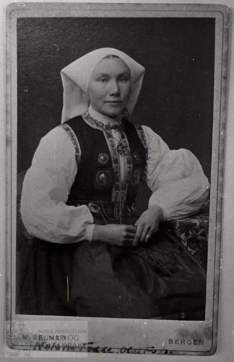 Foto: Selmer. "Helena Fosse, g.m. Olai Fosse ca 1895, Fosse i Alversund. Hun var fra Storheim på Radøy antakelig gift omkring 1895.  Mannen hadde stort garveri.