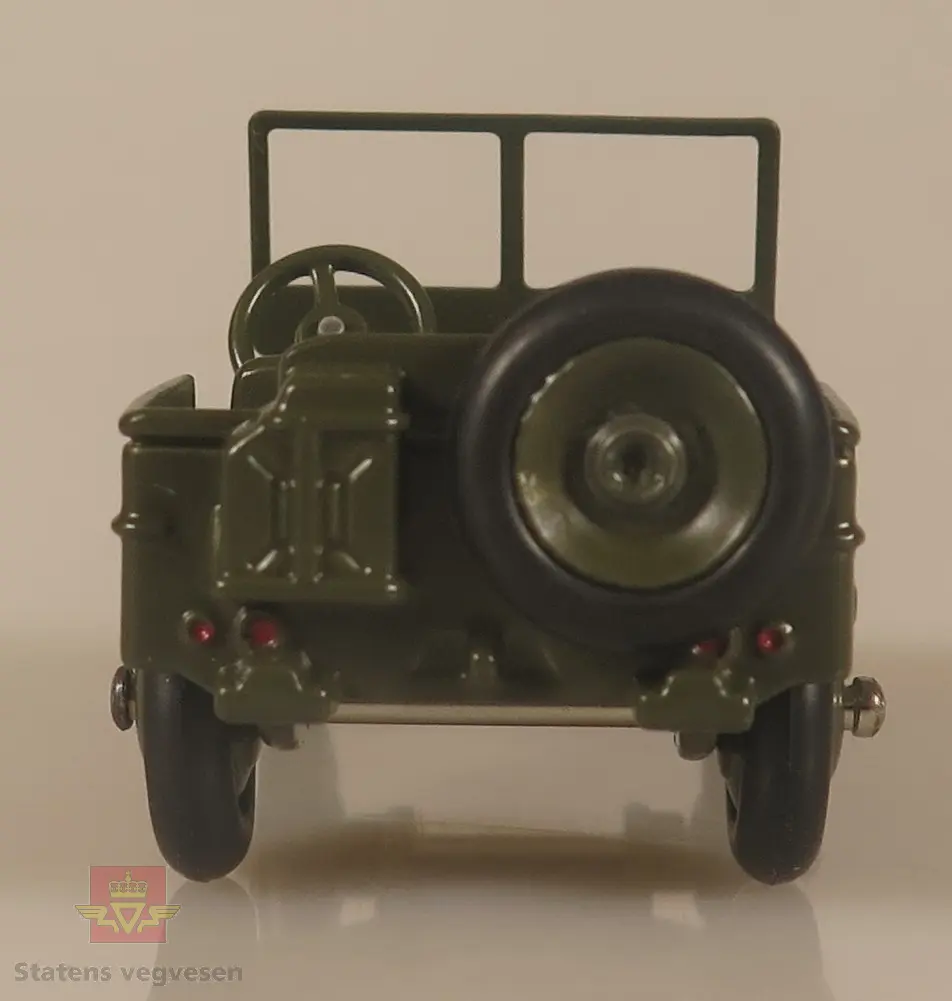 Modellbil av en Jeep Hotchkiss-Willys, bilen er farget i militærgrønn og har ikke tak.