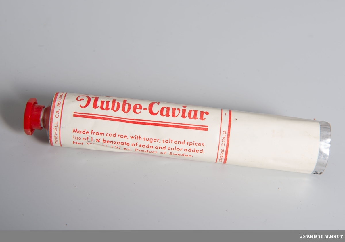 Tub för: "Nubbe-kaviar" från A.B.Gust. Richter Konservfabrik, Lysekil-Sweden.
Vit tub med röd text.