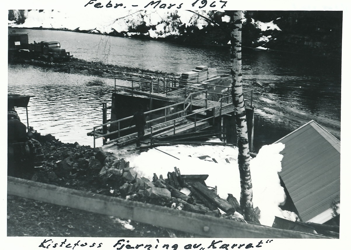 Tømmerinntaket, Karet, på Kistefos fjernes. Taket på båthuset til høyre og en liten bulldoser til venstre i fotografi.