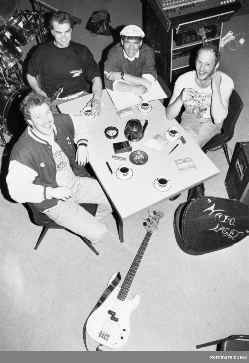 Fra venstre: Eivind Langnes, Helge Tony Bolli, Bernt Inge Eide og Tor Egil Langnes. Trolig ved Bolli skole. Bildet er fra avisa Tidens Krav sitt arkiv i tidsrommet 1970-1994. Nå i Nordmøre museums fotosamling.