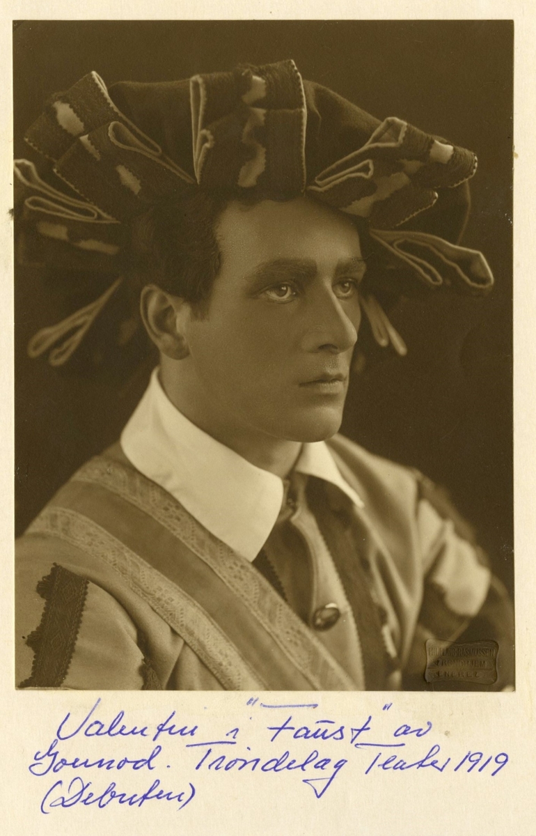 Idar Trana i rollen som Valentine i operaen Faust. Satt opp ved Trondhjems Teater i sesongen 1918-1919.
Deltagelsen i denne oppsetningen regnes som Idar Trana sin debutt.