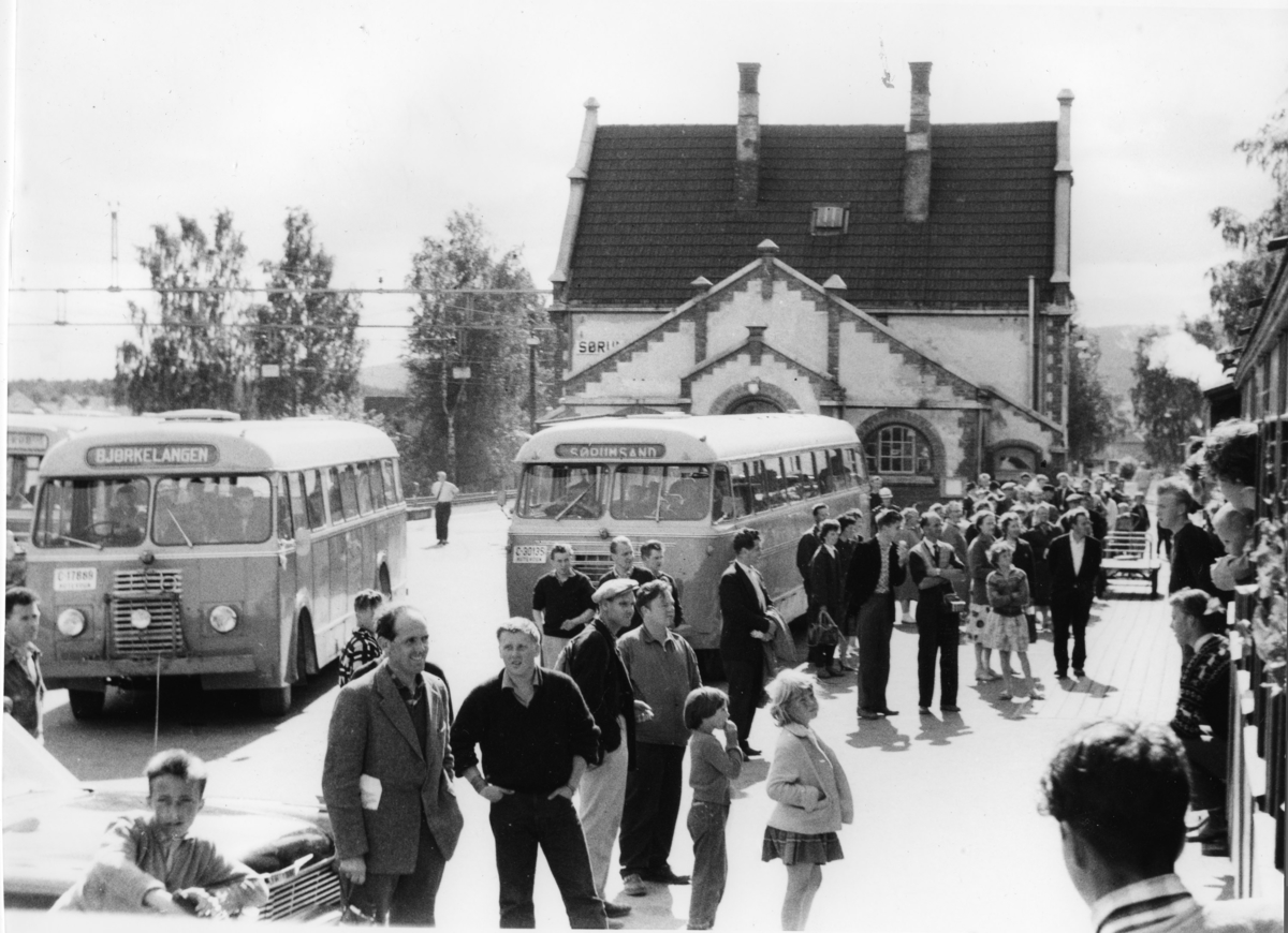 Sørumsand stasjon siste ordinære driftsdag på Aurskog-Hølandbanen. Mange fremmøtte på plattformen