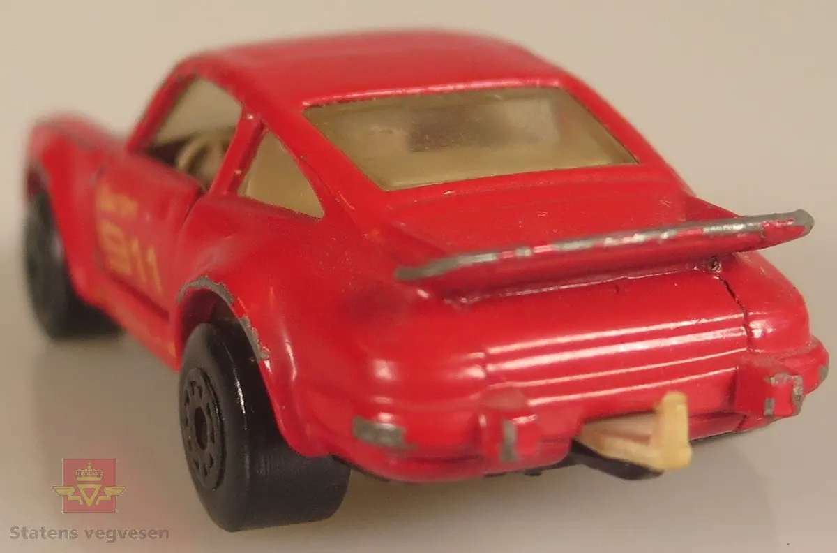 Modellbil av en Porsche 911, modellbilen er farget rød med et stort bilde av porschelogoen på panseret.