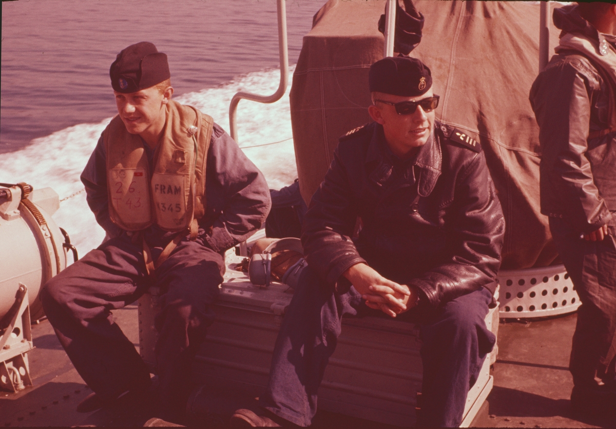 Bilden visar Åke Hultman och Rydberg som vilar i solsken ombord på T 43.