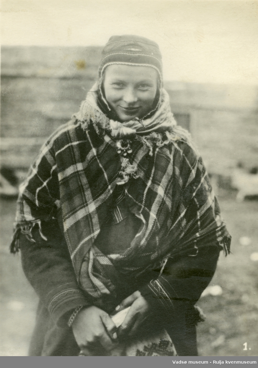 Portrett av ukjent samisk ung kvinne. Nummerert med nr 1.
