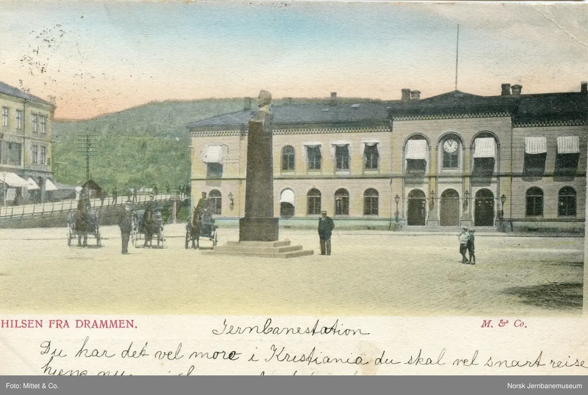 Drammen jernbanestasjon sett fra Strømsø torg - Norsk Jernbanemuseum ...
