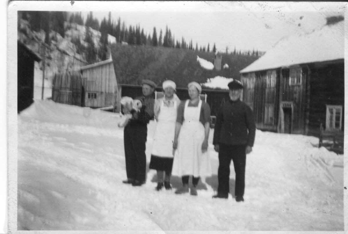 Folk på tunet på Øvre Riste, Vestre Slidre, påska 1940.