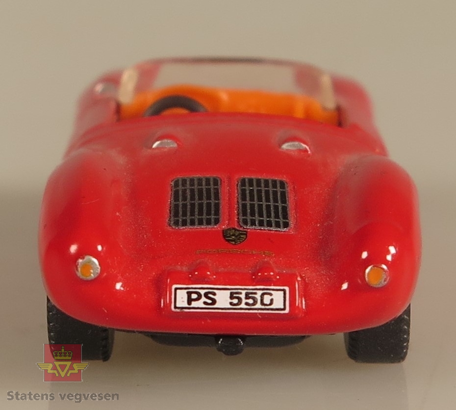 Primært rød modellbil laget av metall. Den er detaljert og har en skala på1:67