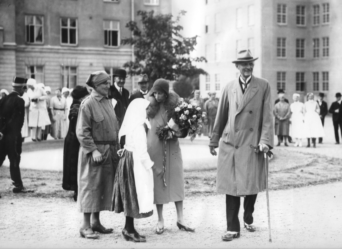 Prins Carl och prinsessan Louise som pratar med en flicka från svenskbyborna, utanför kasernen på Ryhov i Jönköping 1929.
