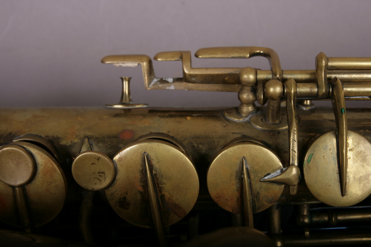 Saksofonen har 22 tonehull som åpnes og stenges ved hjelp av 18 fingerposisjoner på klaffene. Instrumentets hals kan taes av. De andre delene (korpus, buen, klokkestykke) er sammenføyet ved en ring.