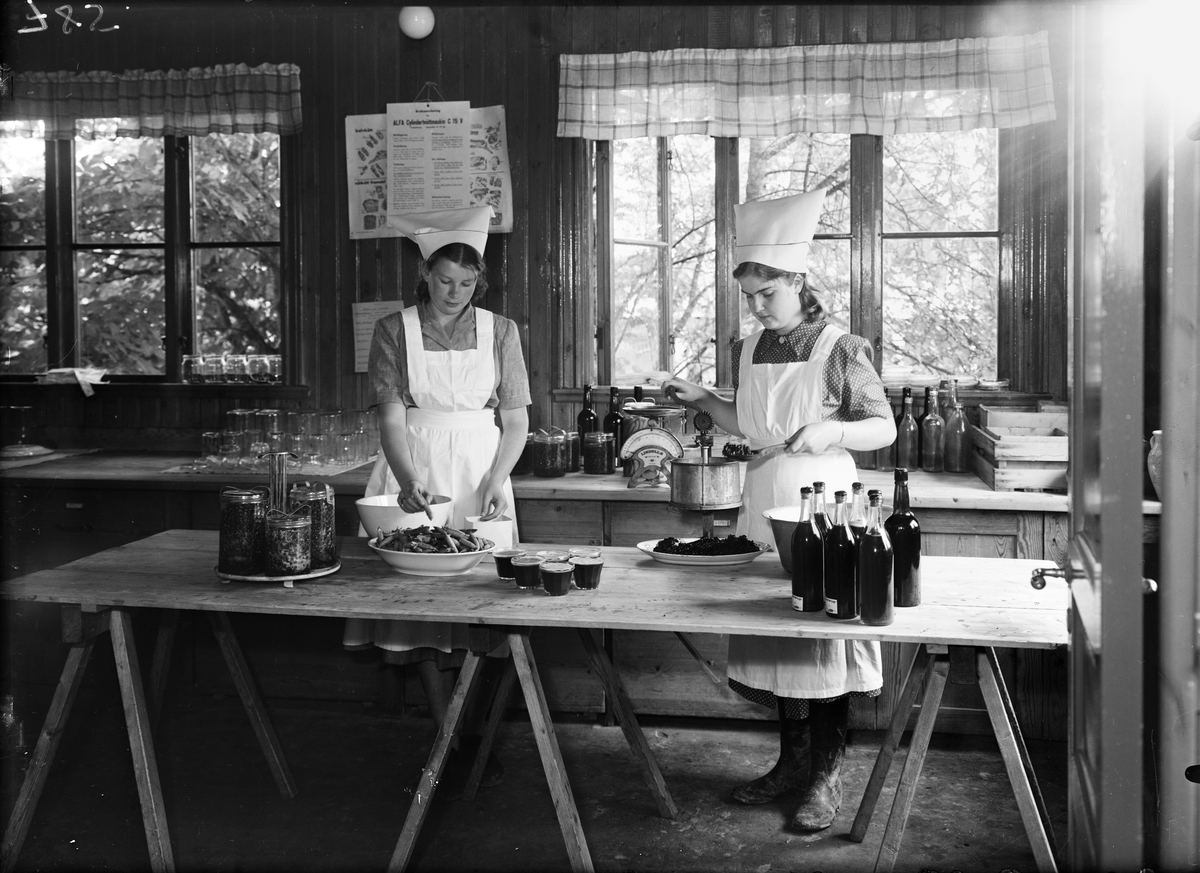 Två unga kvinnor i köket på Kumlans Lanthushållsskola, Uppland 1949