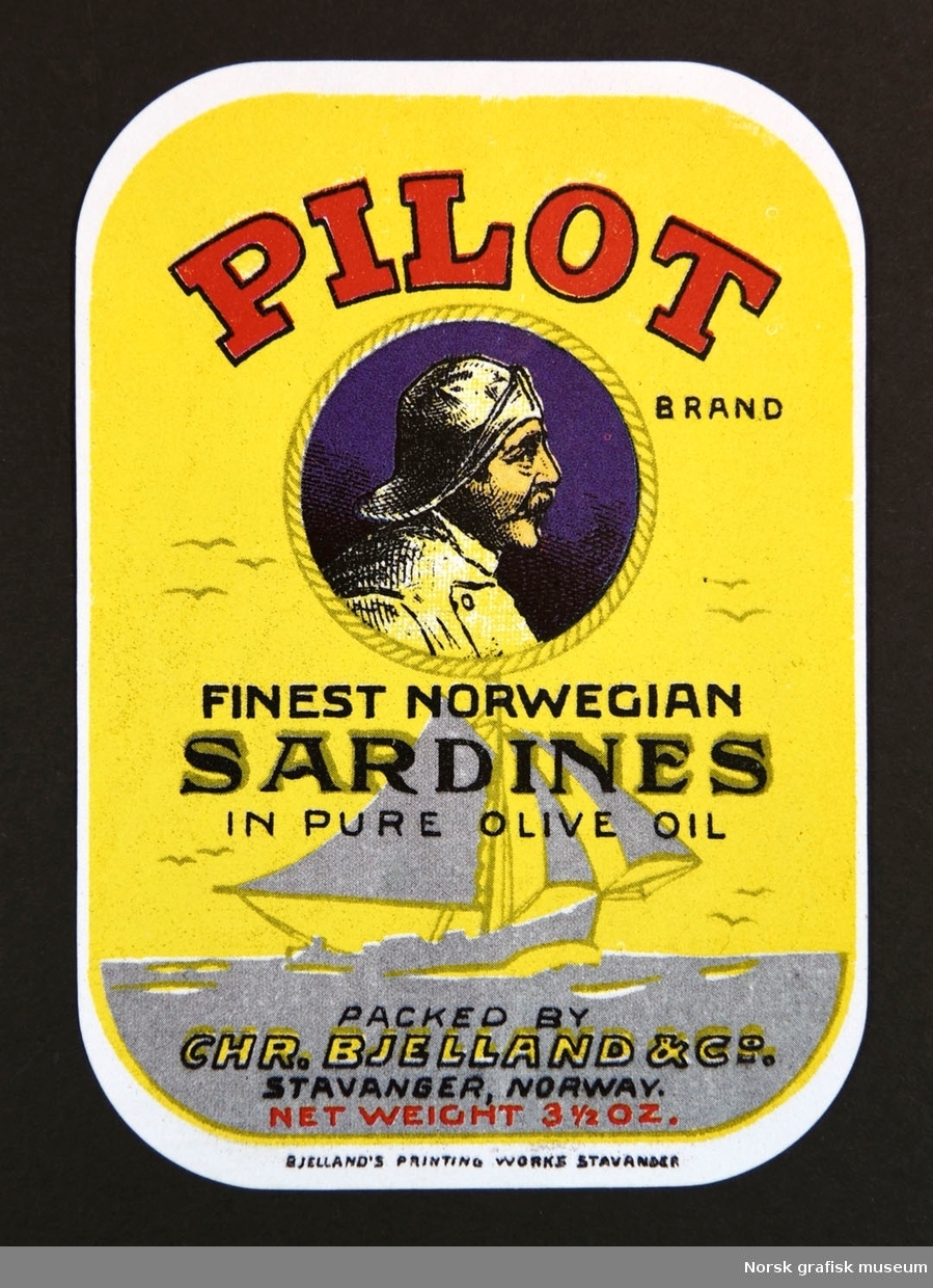 Gul etikett med en sirkulær ramme midt på. I rammen vises profilen til en mann med sydvest med oppbrettet brem i front. 

"Finest Norwegian sardines in pure olive oil"