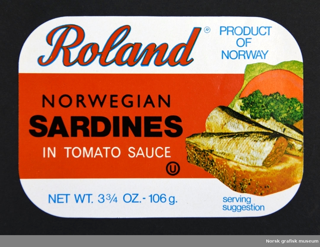 Etikett i rødt og hvitt, med et bilde av en brødskive med sardiner, kruspersille og grønnsaker. 

"Norwegian sardines in tomato sauce"