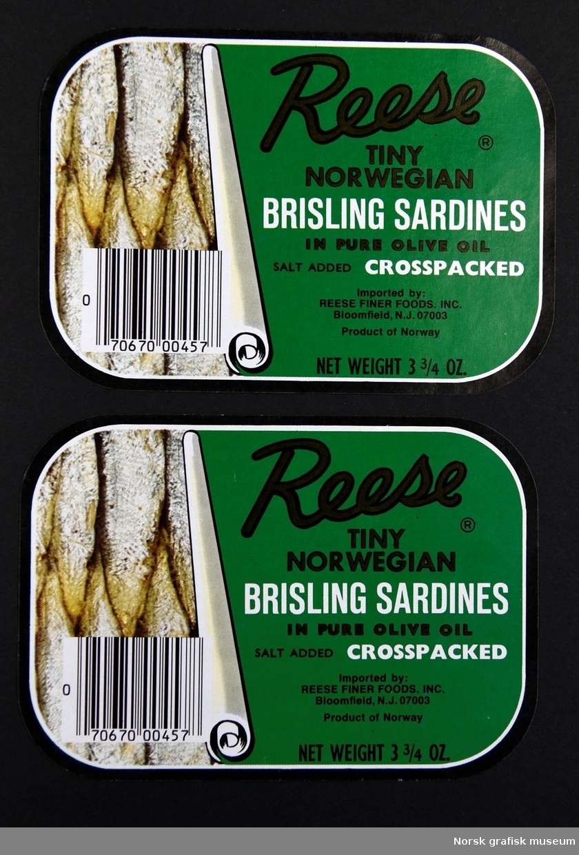 Grønne etiketter med bilde av iunnholdet i hermetikkboksen på venstre side (sardiner) 

"Tiny Norwegian brisling sardines in pure olive oil"