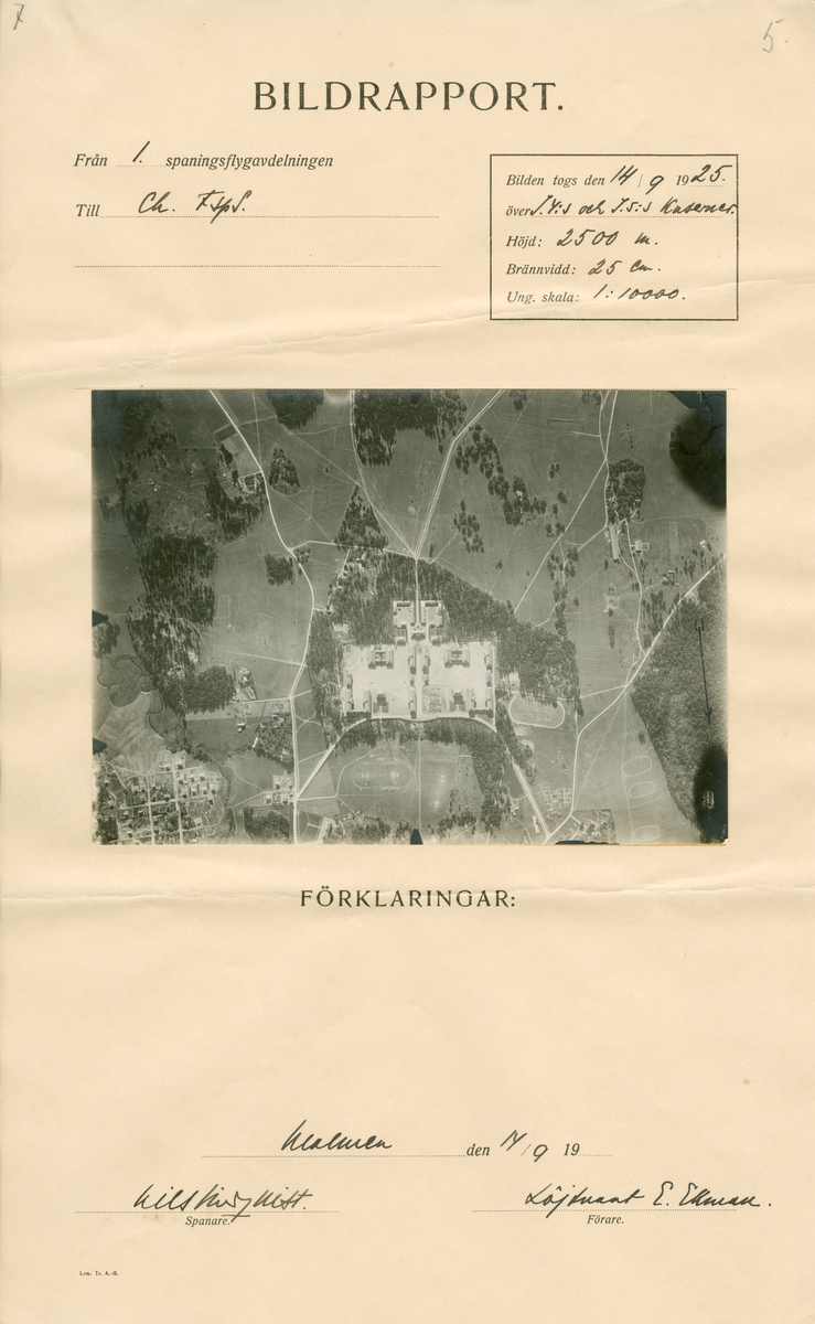 Flygfotografi av kasern för I 4 och I 5 i Linköping från 2500 meters höjd den 14 september 1925. Foto påklistrad på bildrapport från spaning vid flygspanarskolan på Malmen.