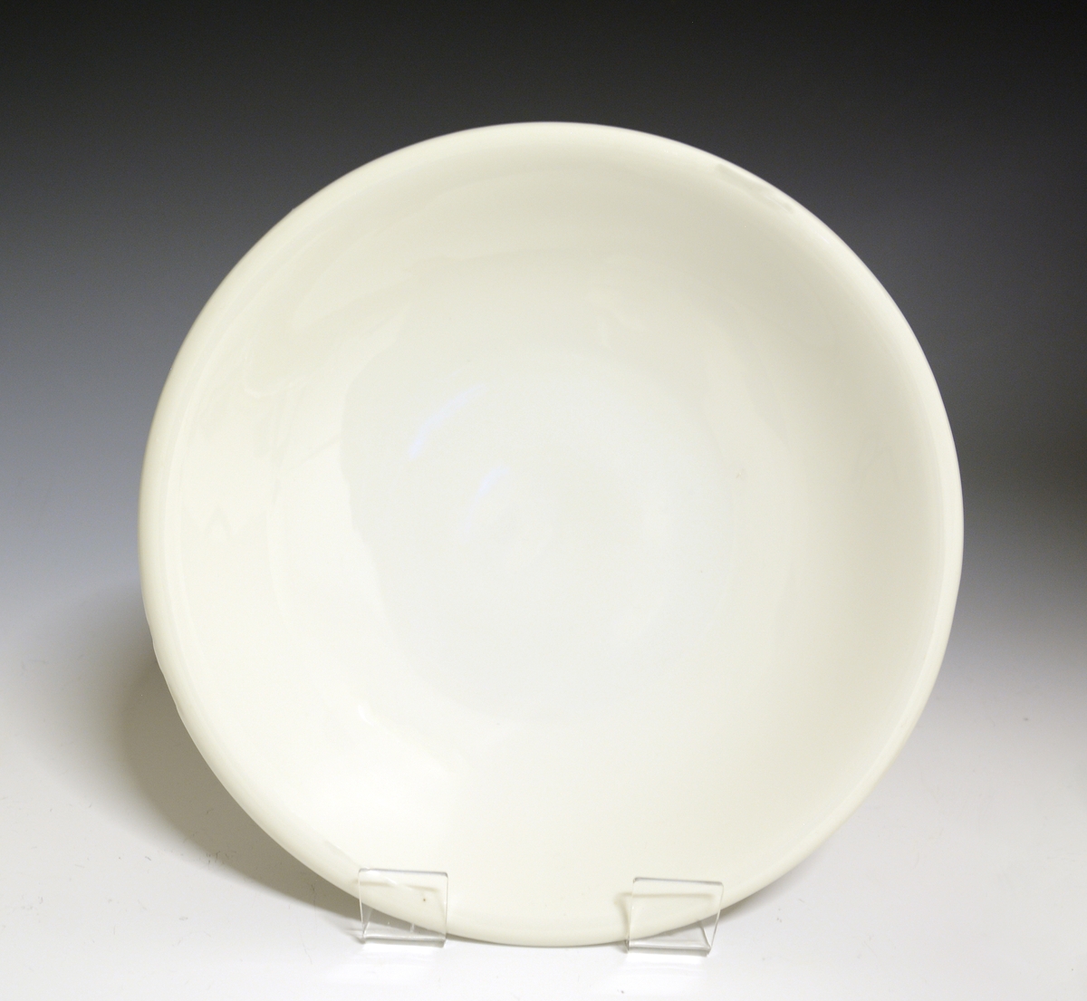 Prot: Litet fat av porselen, med glatt, nedbøyet kant. Hvit glasur. Tilhører servise 1847.