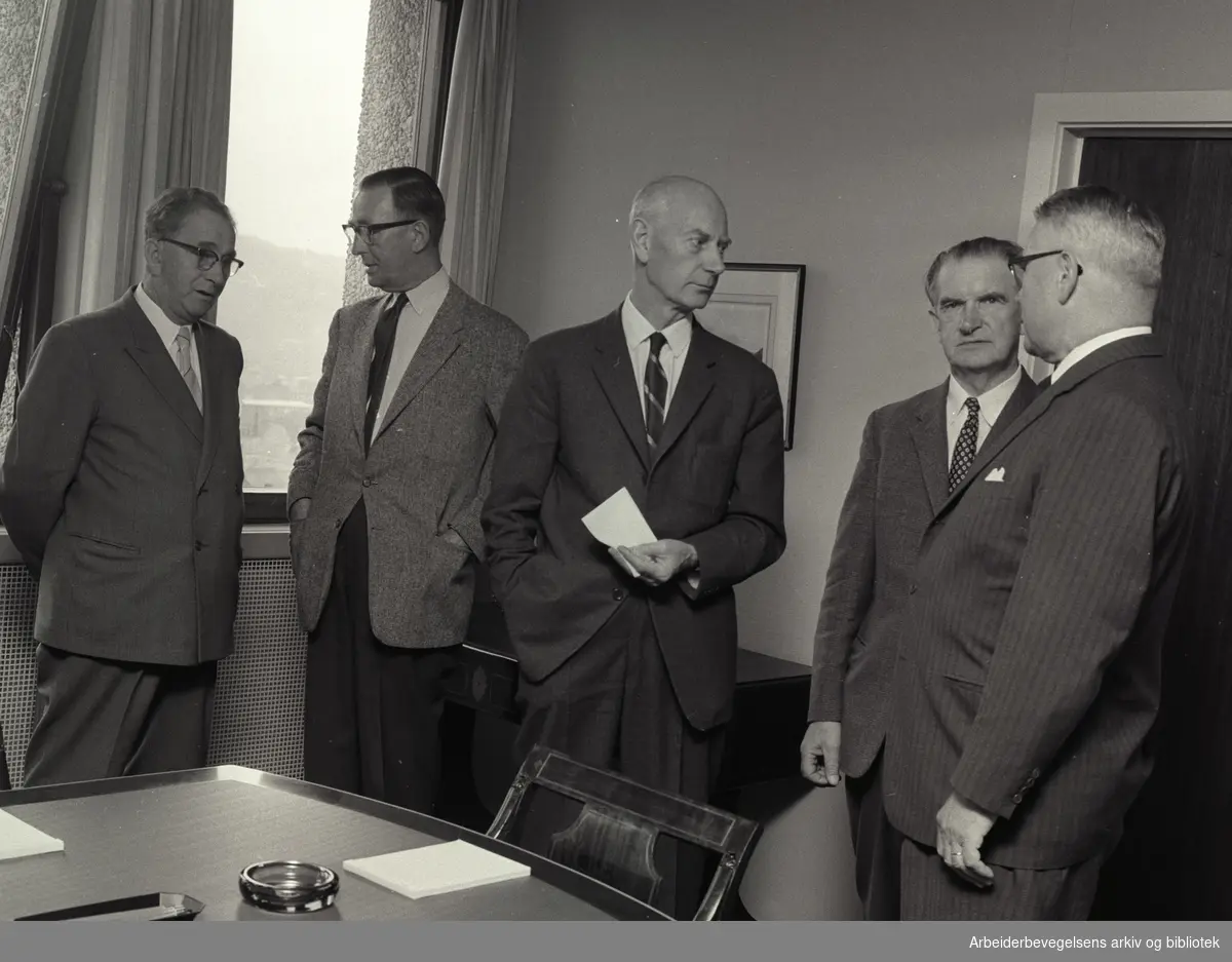 Kontaktutvalget for priser og lønninger i møte hos statsminister Einar Gerhardsens kontor, juni 1963. Fra venstre: Nestleder i LO Parelius Mentsen, N.A.F-direktør A. P. Østberg, statsminister Einar Gerhardsen, LO-formann Konrad Nordahl og Ansgar Eriksen fra N.A.F