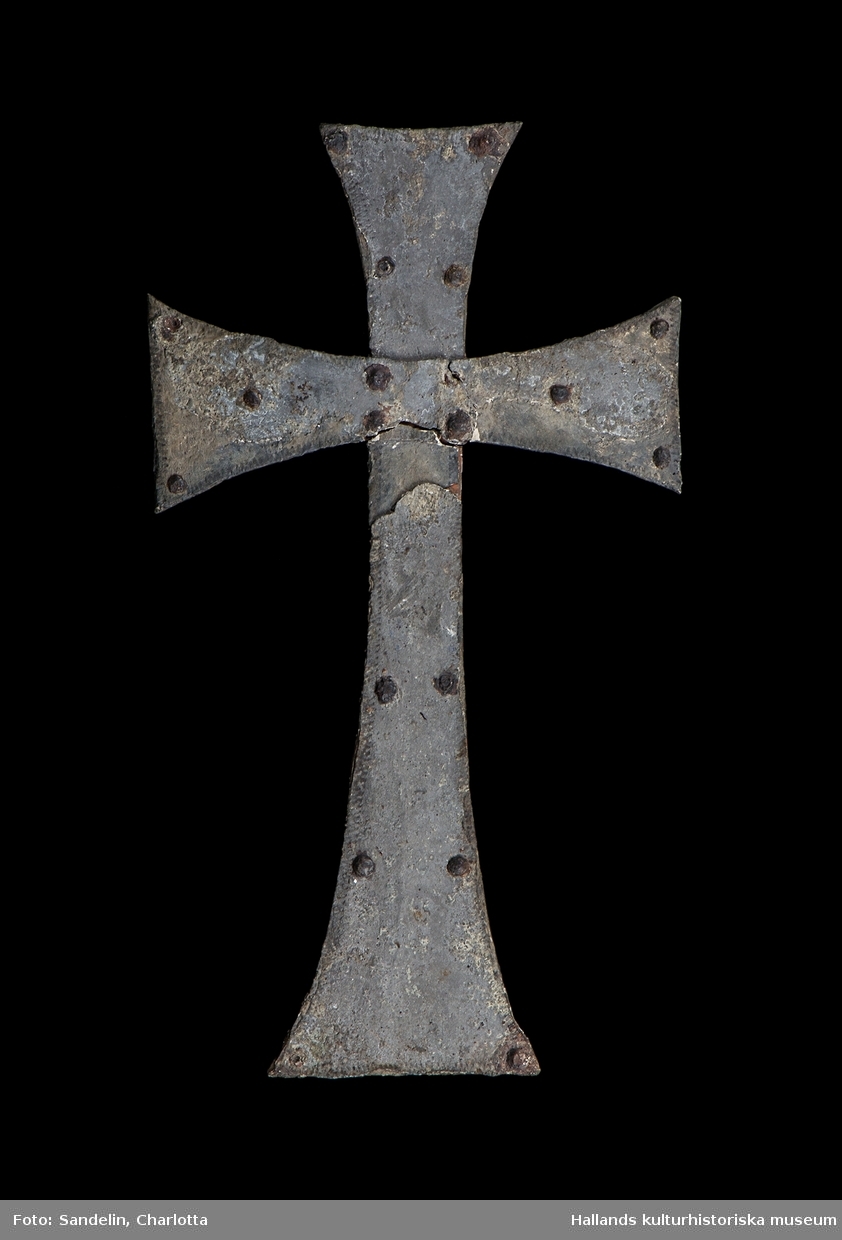 Kors av tenn. Använd såsom beslag på fotändan av likkista i gravkammaren, gravkoret, Gamleby.