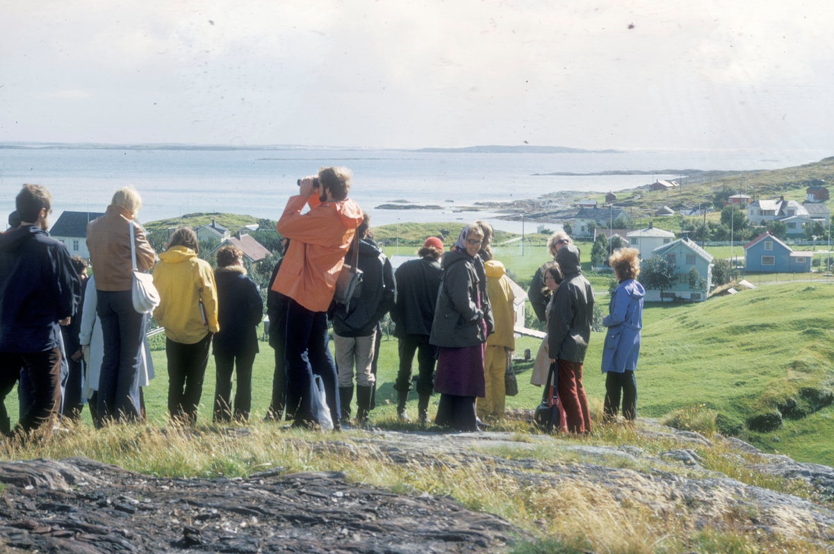 Lovund seminar, 1972 : Motiv fra Lovund. En gruppe mennesker er på vandring.