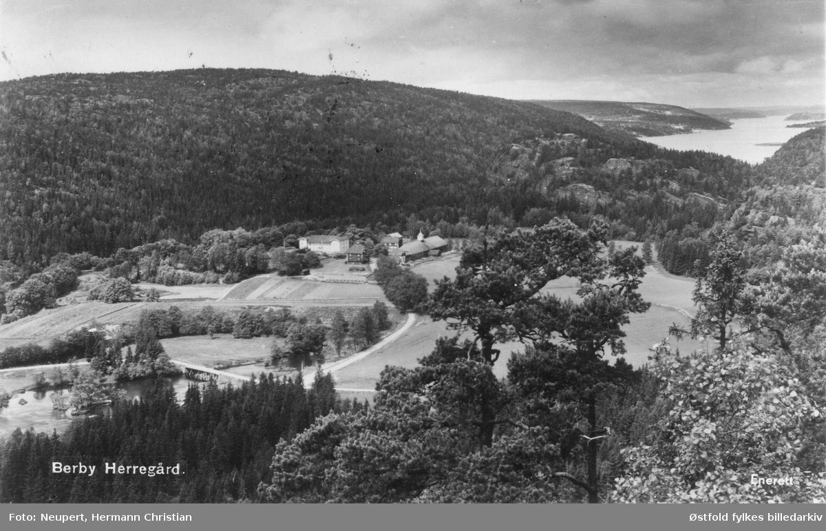 Berby herregård i Idd, oversiktsbilde, sett fra sør med Iddefjorden i bakgrunnen)  ca. 1930. Postkort.