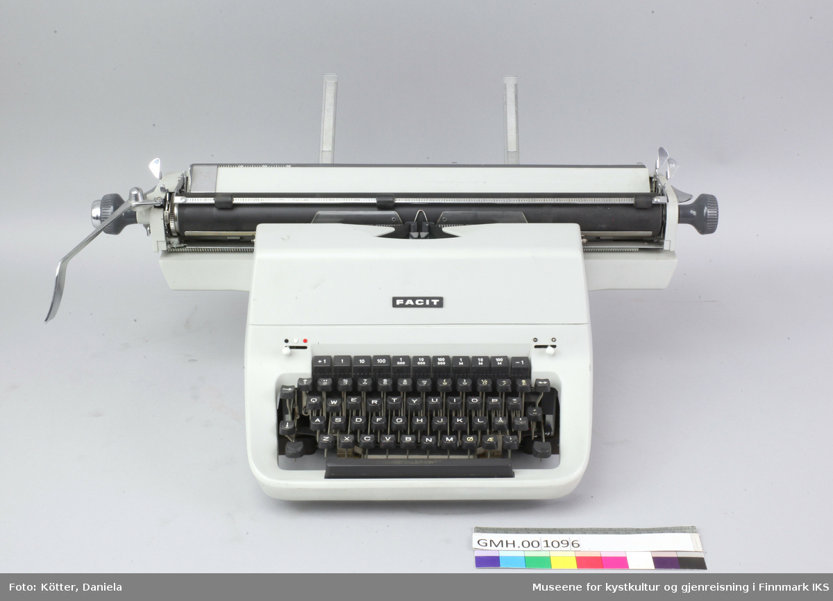 Skrivemaskinen er mekanisk og tastaturet er festet på ei metallramme. Valsen er ekstra lang og flyttes mot høyre ved å skyve spaken som stikker ut, innover.