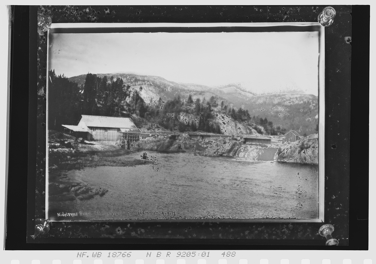 Nidelva, demning, Arendal fossekompani. Fotografert 1925.