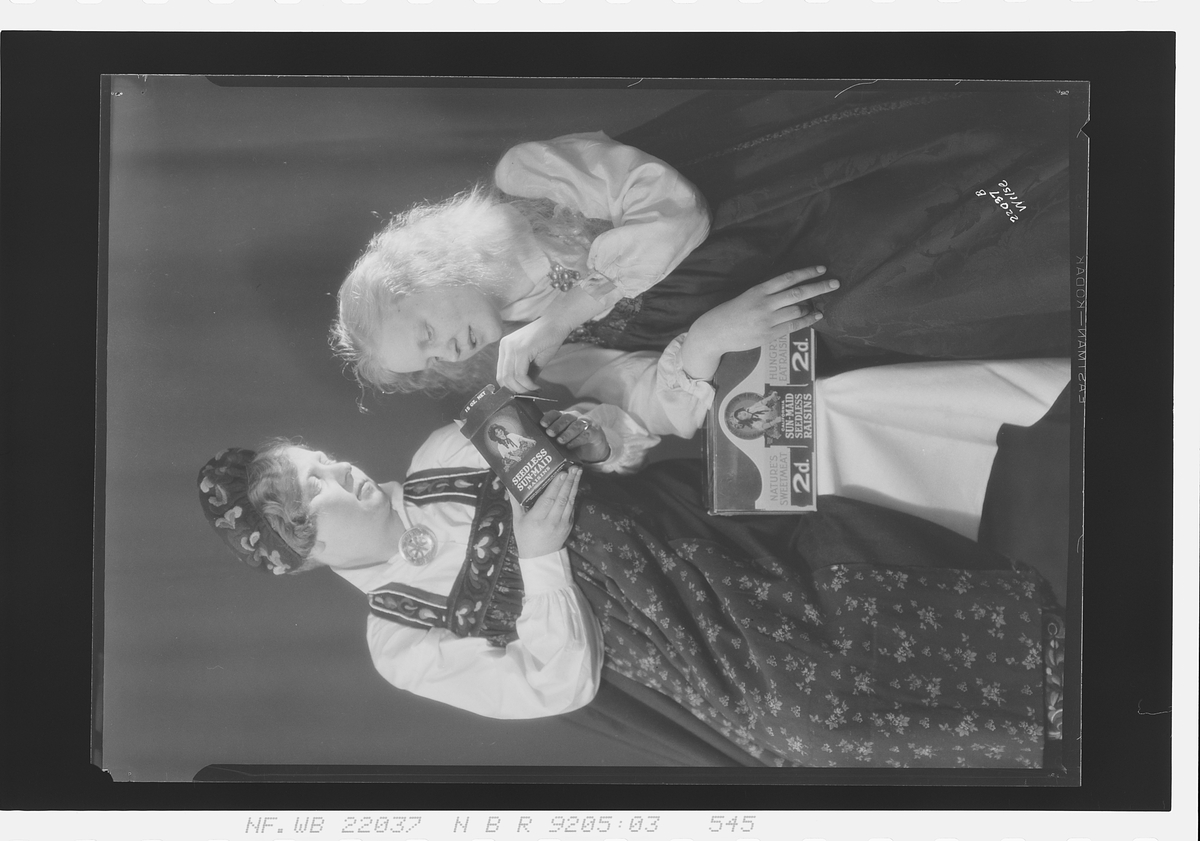Kvinner kledd i bunader, reklame for rosiner "Sun-Maid". Fotografert 1928.