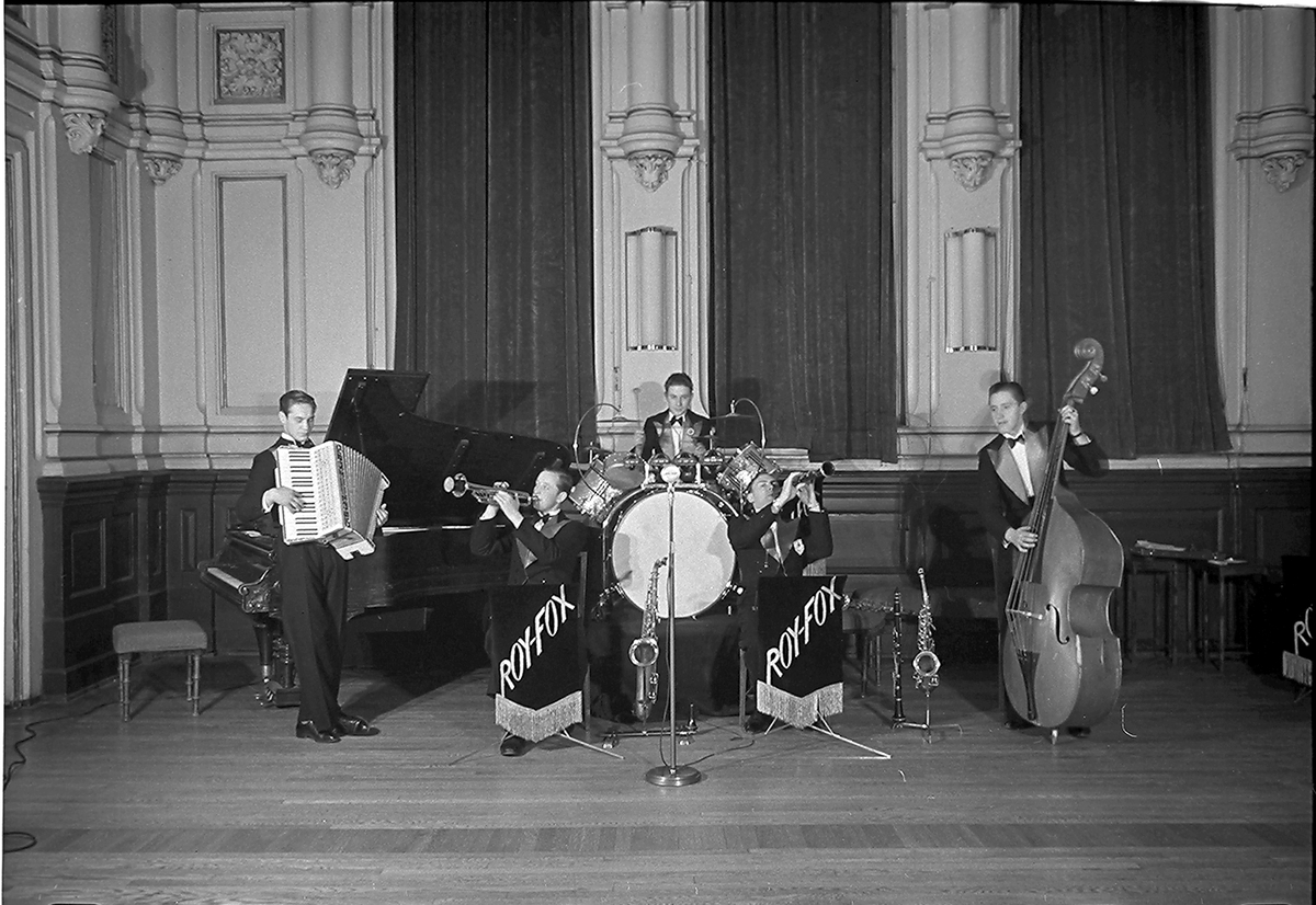 Jazzbandet Roy Fox spiller på scenen. Fotografert 09.12.1939.