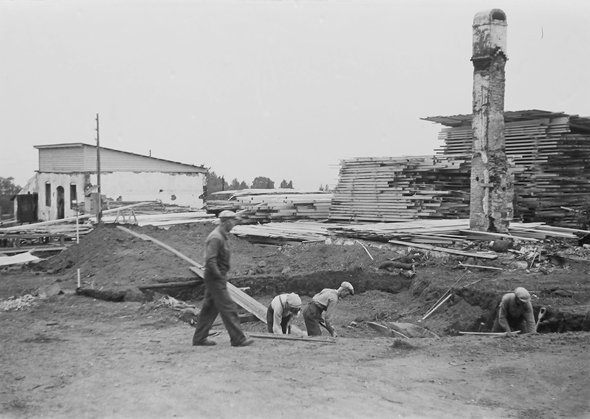 Bygningsarbeidere arbeider med grunnmur. Haugsbygda, Ringerike. Fotografert 1940.
