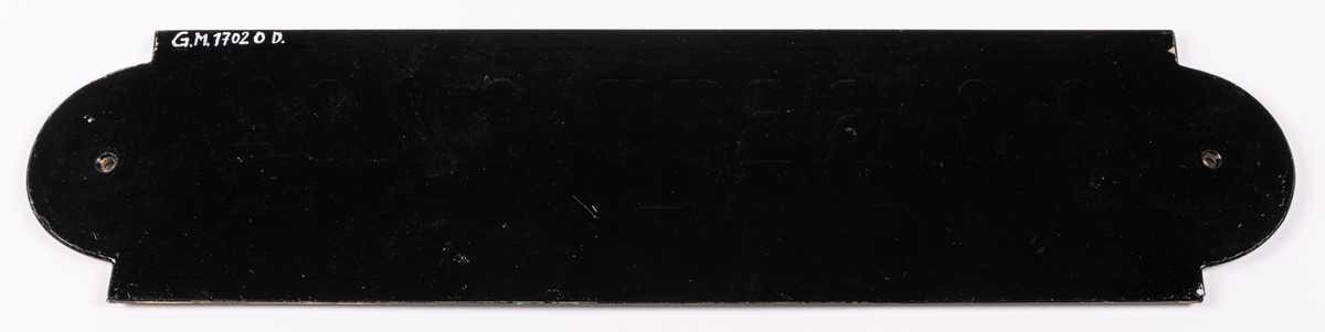 Namnskyltar, 4 stycken, i glas, svartmålad med guldfärgad text.
"P.C. Rettig & Co Gefle".