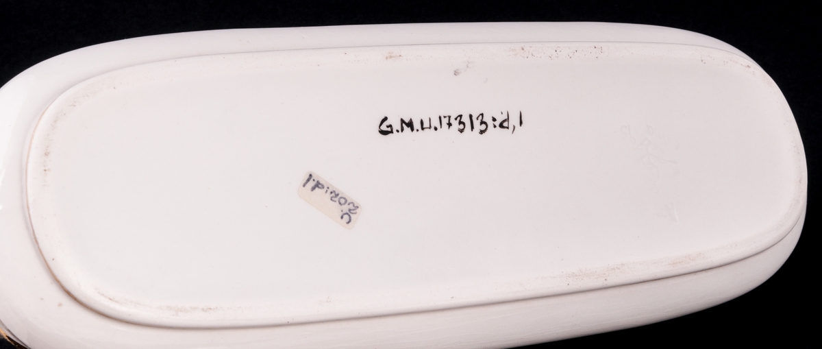 Tandborstskålar tillhörande tvättservis. Tillverkad av Gustavsbergs Porslinsfabrik.