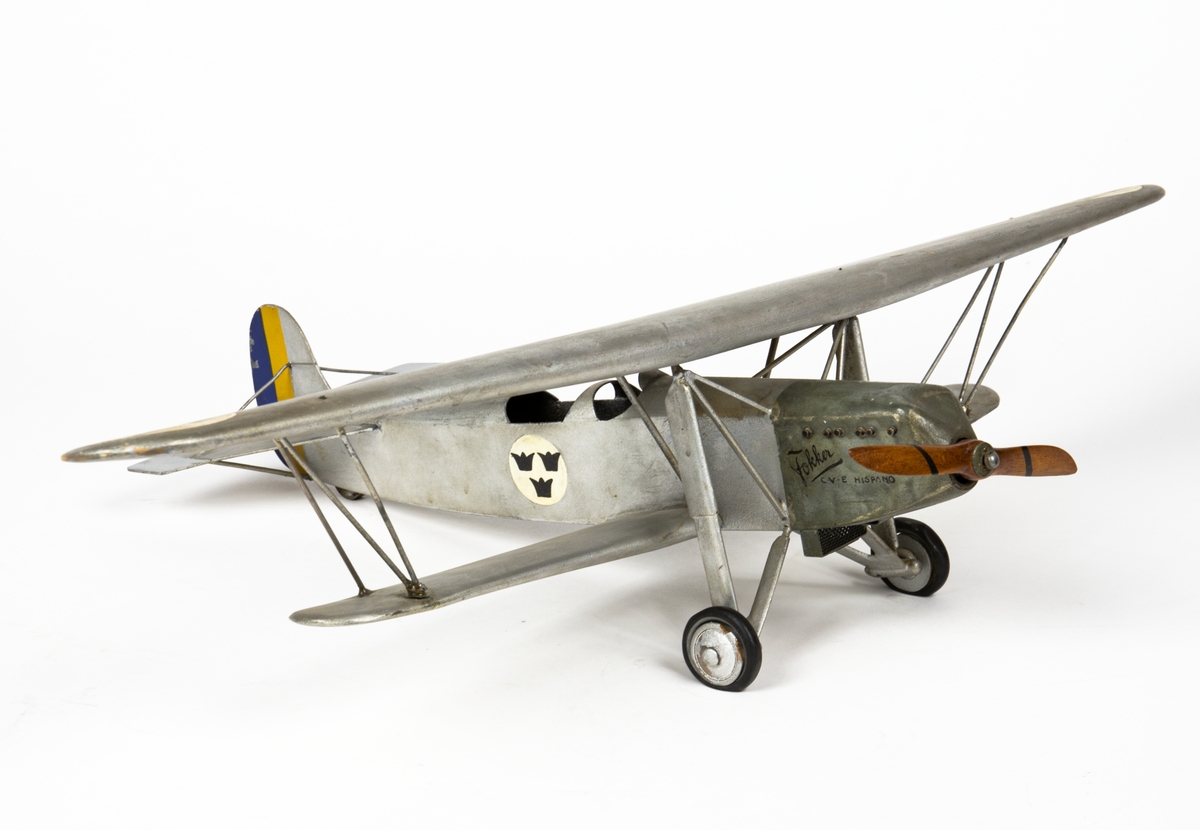 Flygplanmodell Focker CV-E. Flygplanmodellen är kronmärkt på vingarna och dessutom märkt: Fokker CVE HISPANO. Propeller av trä.