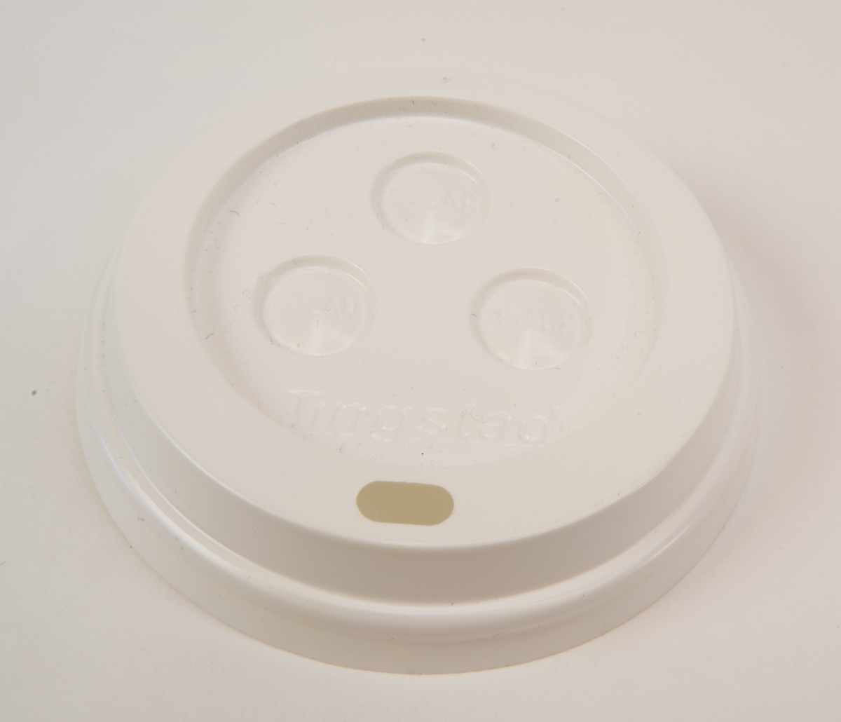 Pappersmugg för engångsbruk (:1), utvändigt röd med vitt rutmönster, med löstagbart vitt plastlock (:2). De vita ränderna som bildar rutmönstret är vågiga. På muggens ena sida står det "SJ BISTRO" och på andra sidan reklam för kaffemärket Arvid Nordquist Classic. På plastlocket finns tre stycken runda välvda "knappar" som går att aktivera för att ange om kaffet är koffeinfritt (decaf), innehåller mjölk eller grädde (cream) eller är svart (black). På locket finns även tillverkarens namn "Tingstad".