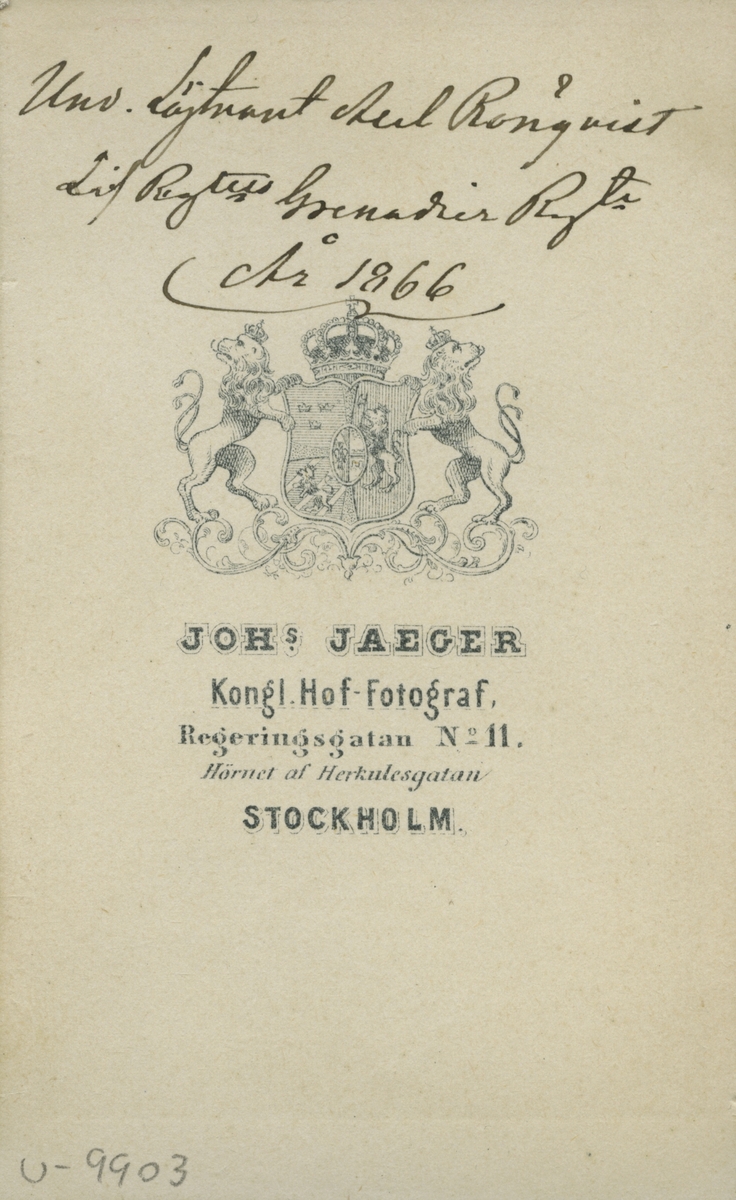 Underlöjtnant Axel Rönnqvist vid Livregementets grenadjärer. År 1866.