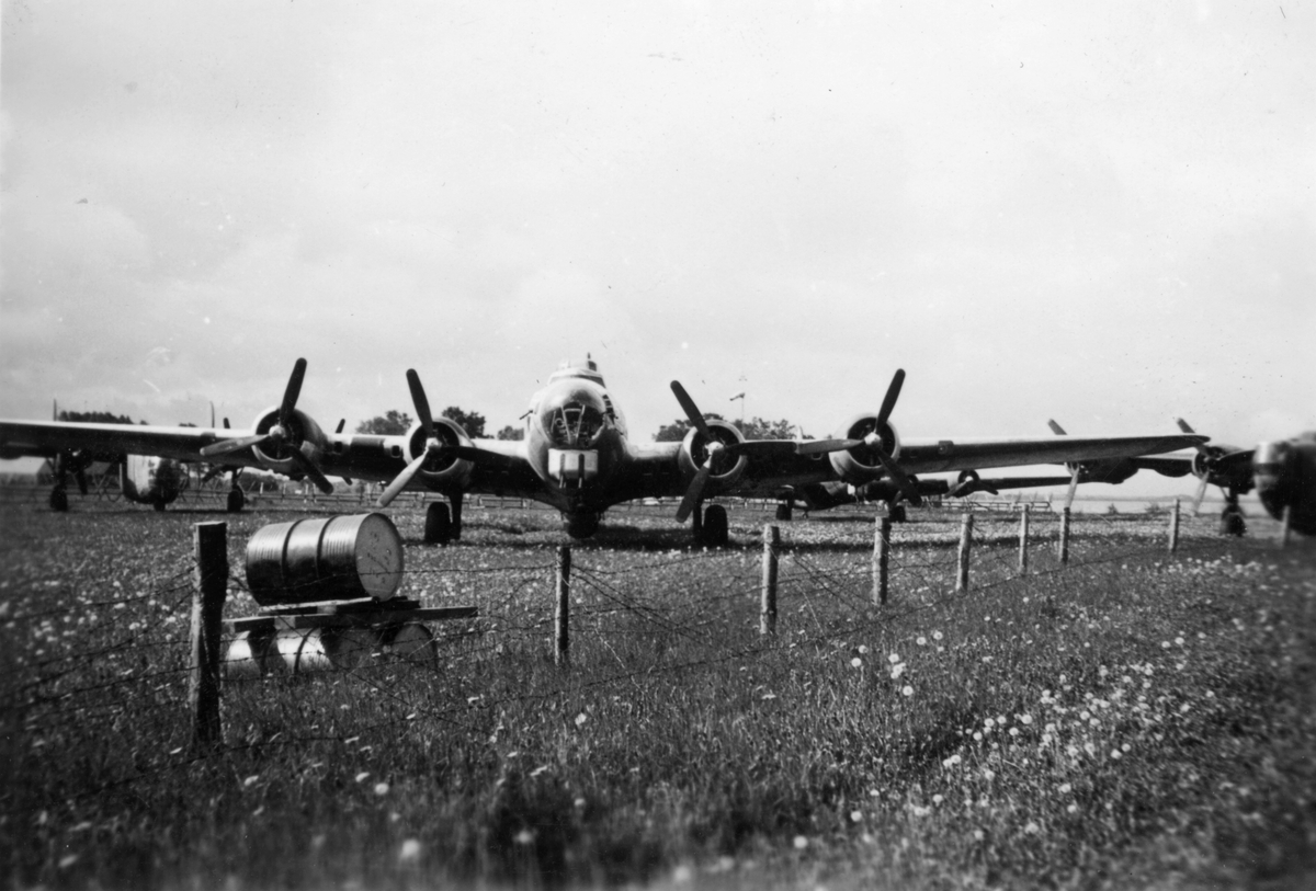 Flygplan Boeing B-17G står på fält i Sverige. Nödlandat amerikanskt flygplan under andra världskriget.