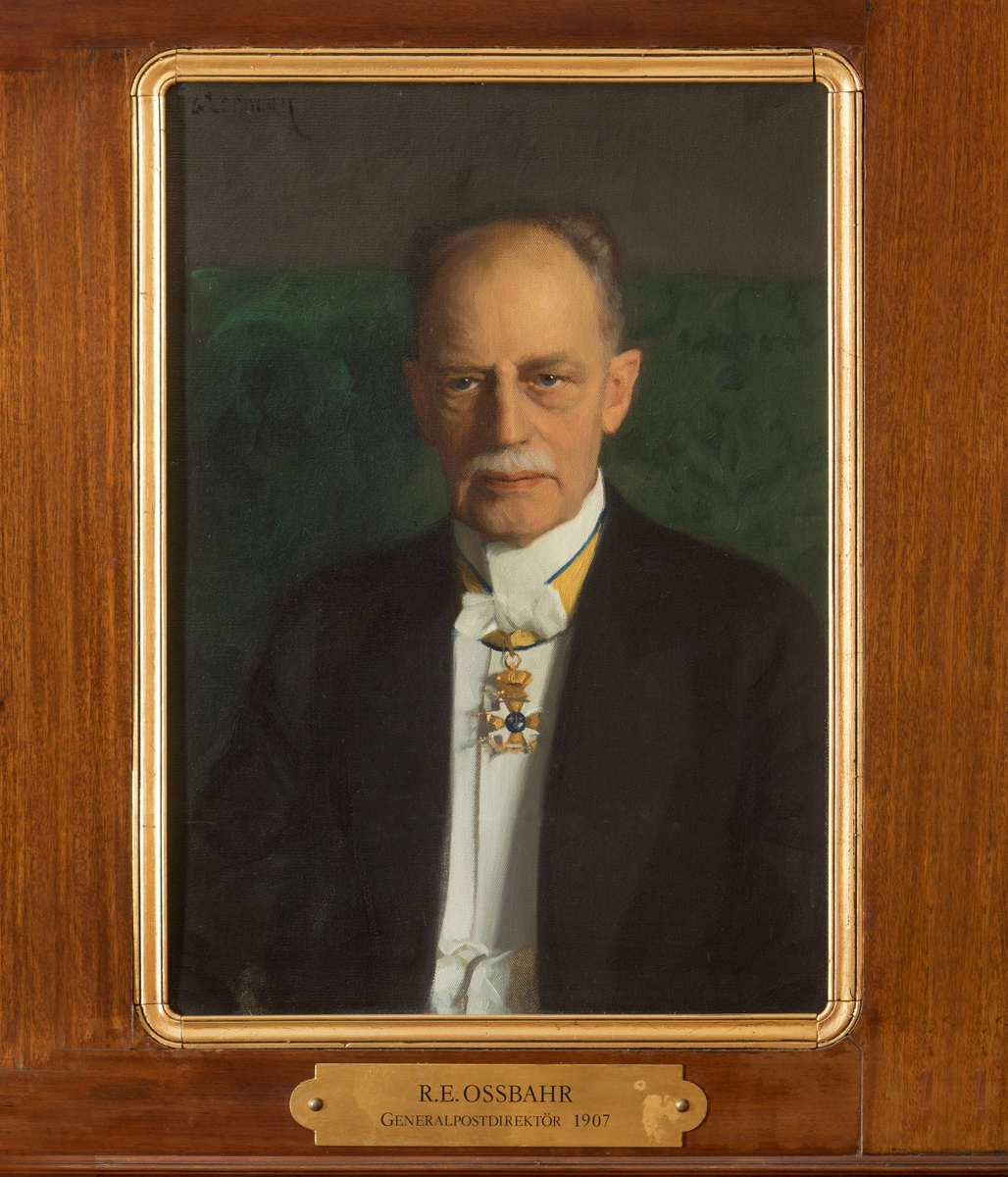 Porträtt i olja av generalpostdirektör R.E. Ossbahr.

En mässingsskylt med text: "R.E. Ossbahr, generalpostdirektör, 1907"
tillhör.