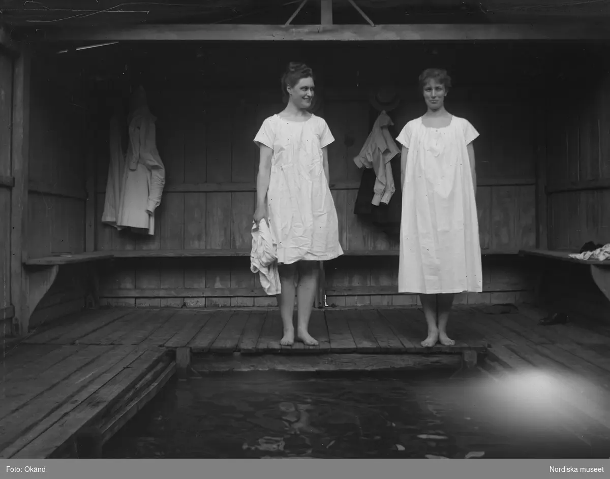 Två unga badklädda kvinnor i badhuset vid Svindersvik.