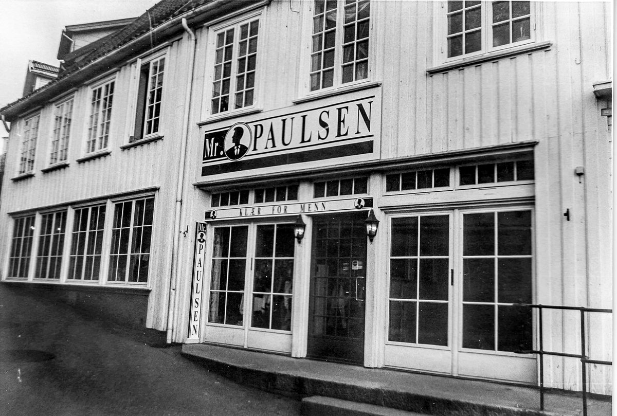 Klesbutikken for menn "Mr Paulsen", P.A.Heuchsgate drives av Arnesen.