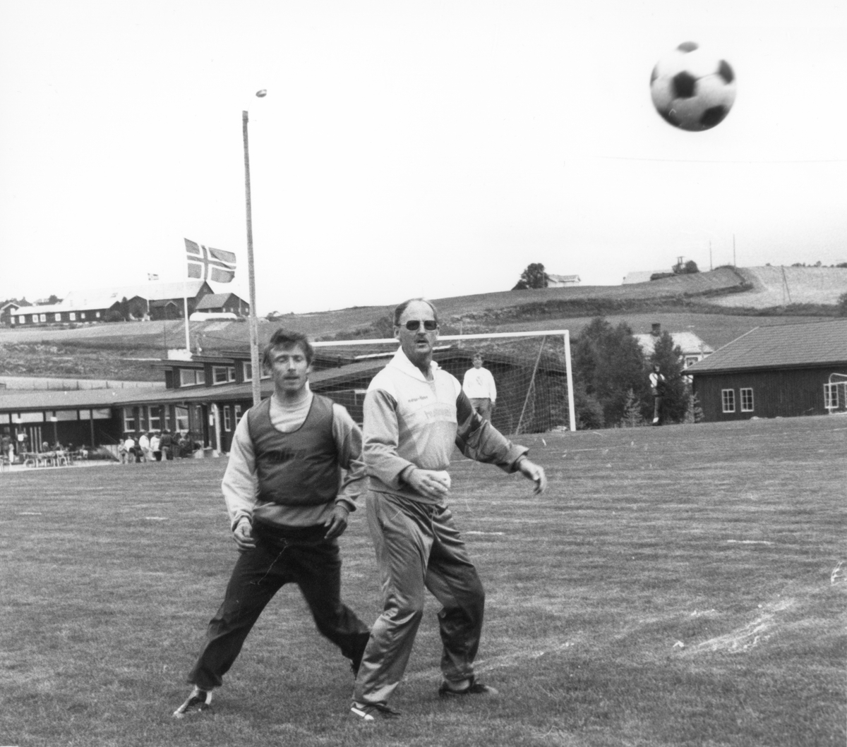 Olsok i Tolga, fotballkamp mellom politikere fra Tynset og Tolga på Morabben i Vingelen