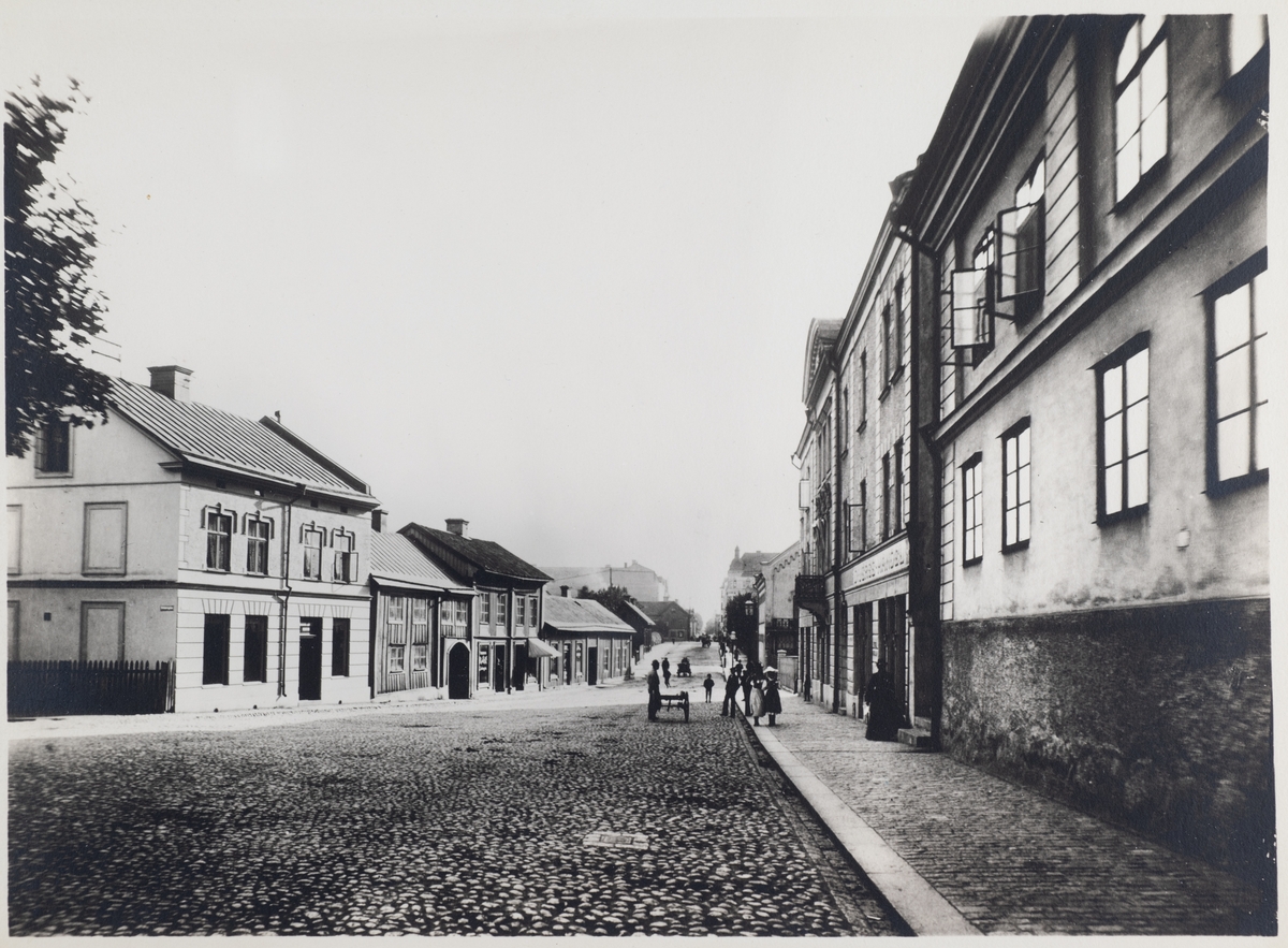 Storgatan söderut från Strömersgatan. Huset närmast till höger är gamla Hospitalshuset byggt 1782. Bilden är tagen ca 1895.