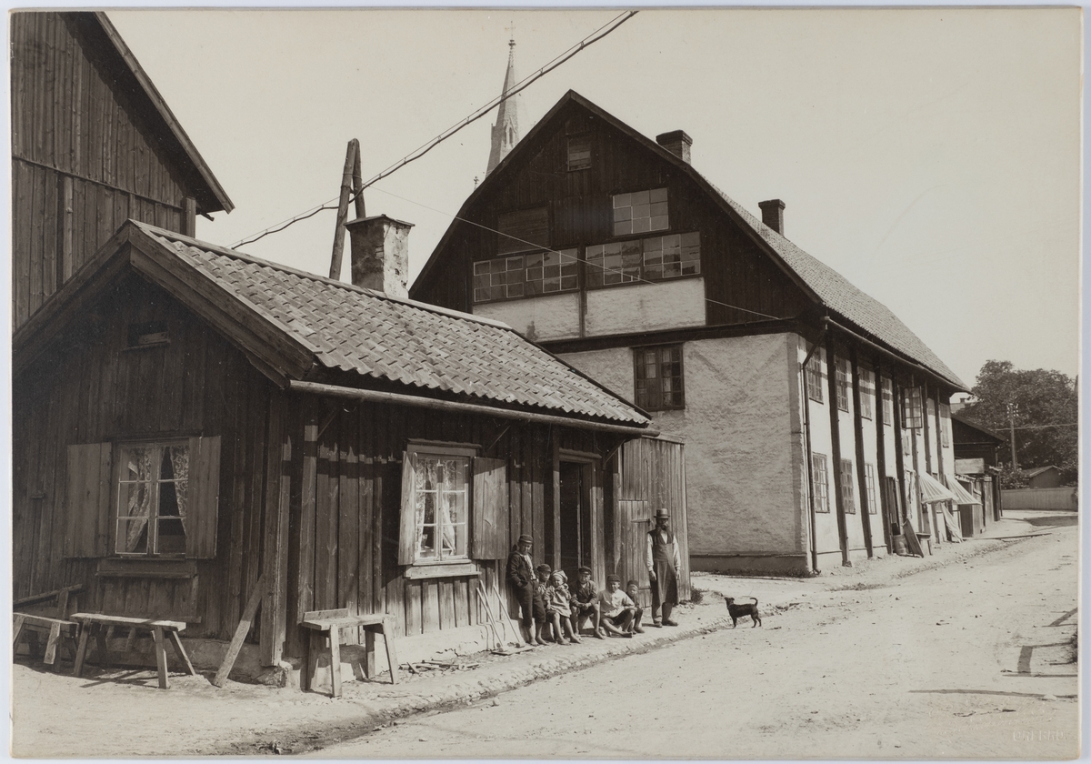 Nikolaigatan mot sydost (äldre del). 
Bilde tagen ca 1880.
Platsen kallades Åtullen eller Västra vintertullen. Här låg ett Stilgjuteri (detaljgjutningar i bly). Något senare i tiden byggdes här telegraf/posthuset och den byggnaden finns kvar år 2020.