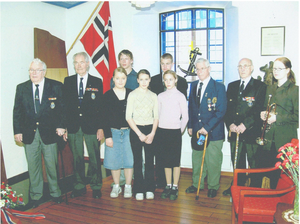 Kransnedleggelse i minnehallen på Marinemuseet 8. Mai 2002. Utført av ungdomskole elever fra Horten med deltagelse av Marinens krigsveteraner. KJV.
